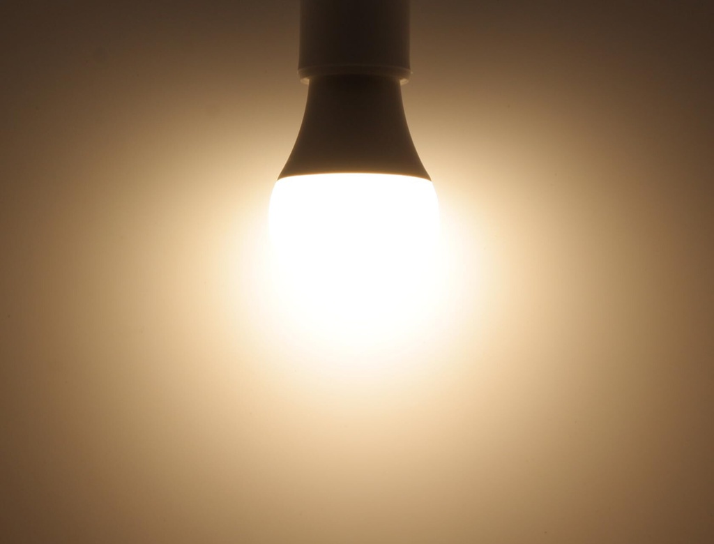 AKS- FOCO LED DIMEABLE A19 9W LUZ CÁLIDA, CAJA COLOR